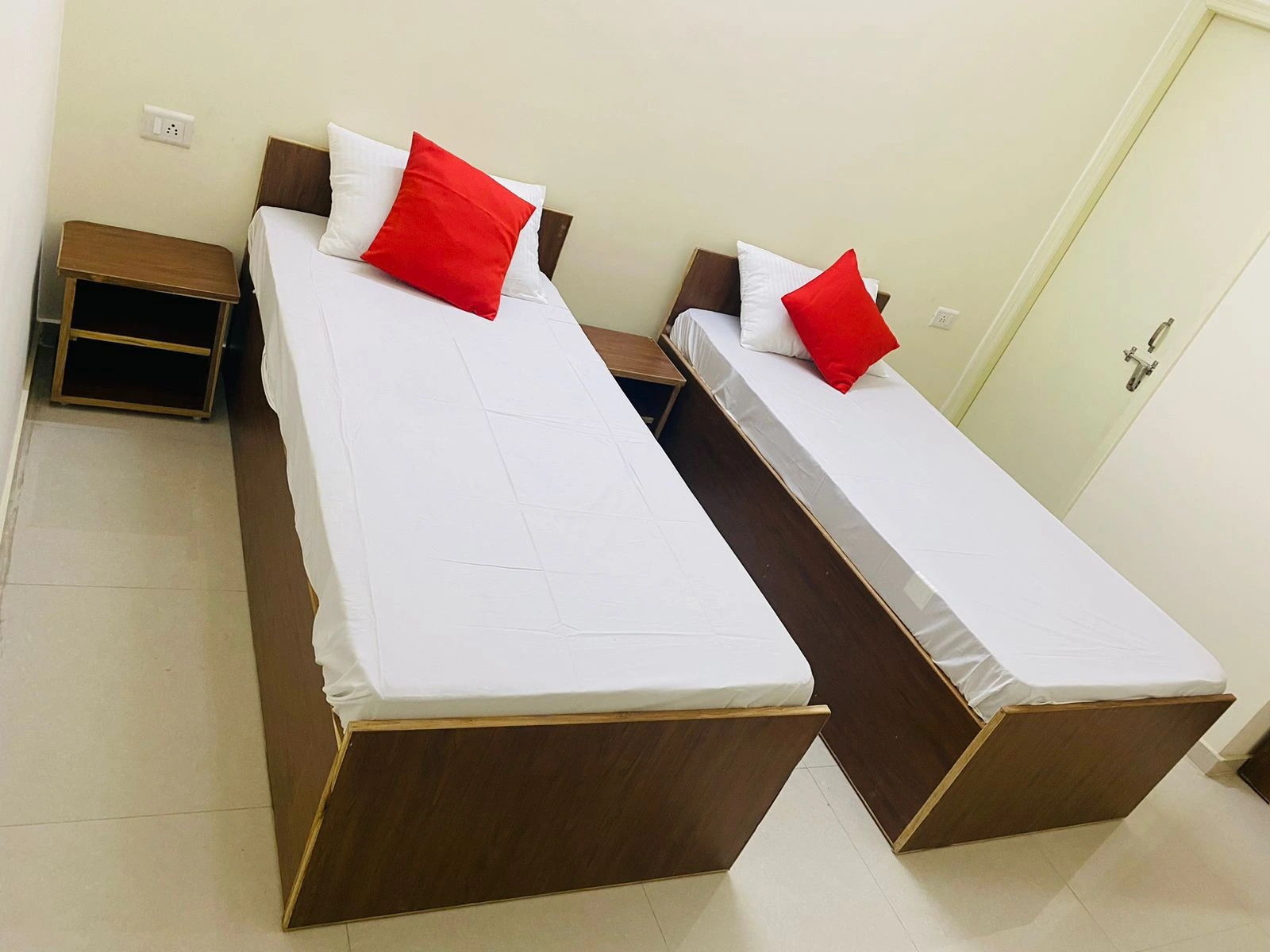 Twin Room — Wide Angle
